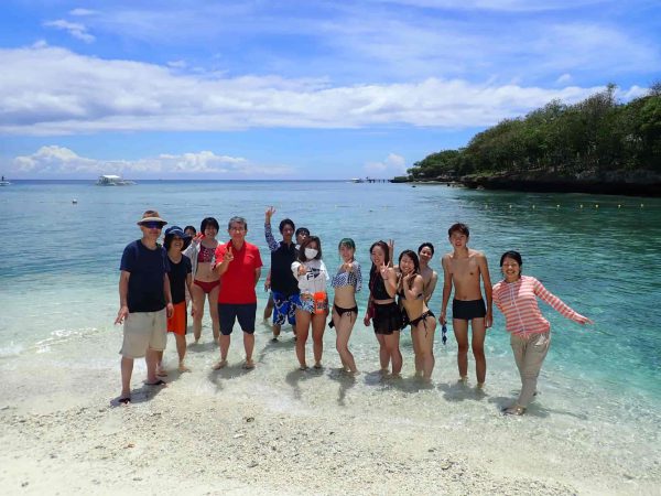 フィリピン留学中の週末アクティビティで白い砂浜がある海へ