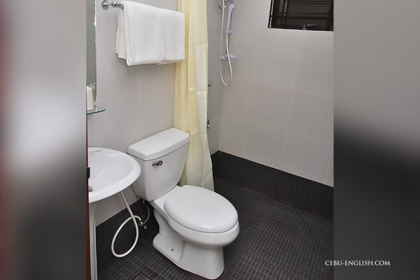フィリピン留学院 スタンダードのトイレとシャワー